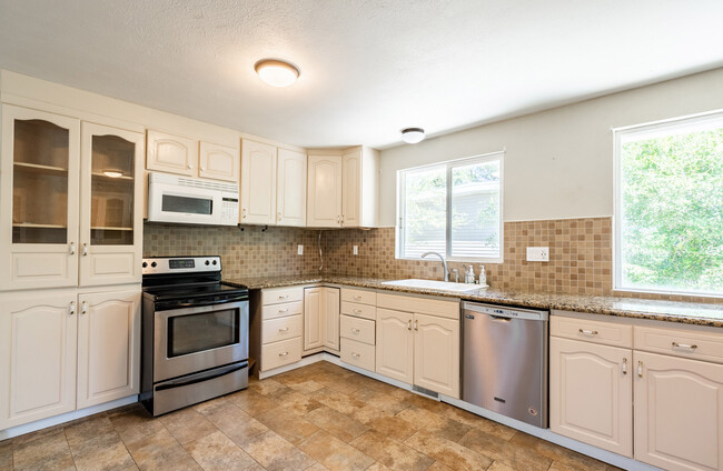 Building Photo - 1137 E Webster Dr