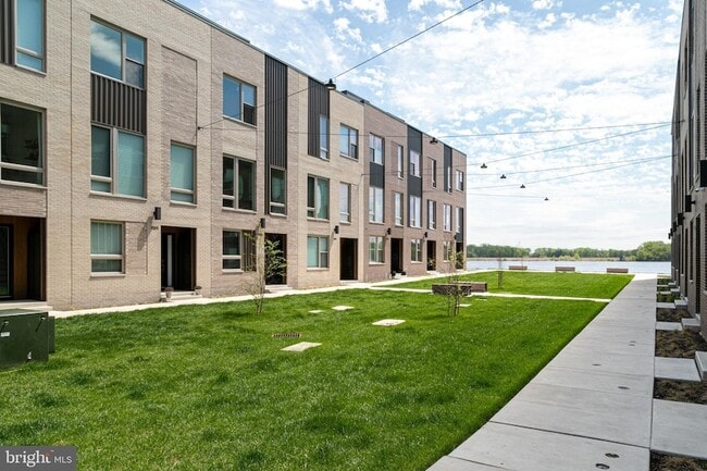 Building Photo - 3123 Beachview Ln