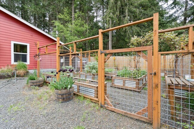 Building Photo - Bainbridge Farm House