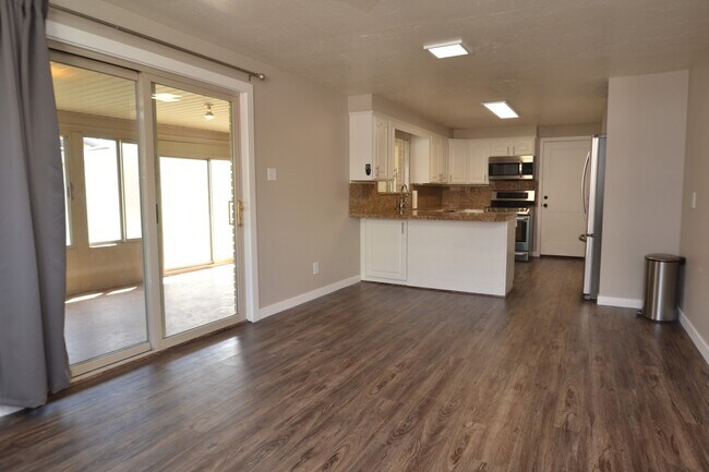 Building Photo - Awesome 5 bed 3 bath Home in Murray!!!