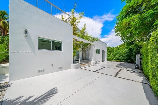 Building Photo - 6050 La Gorce Dr