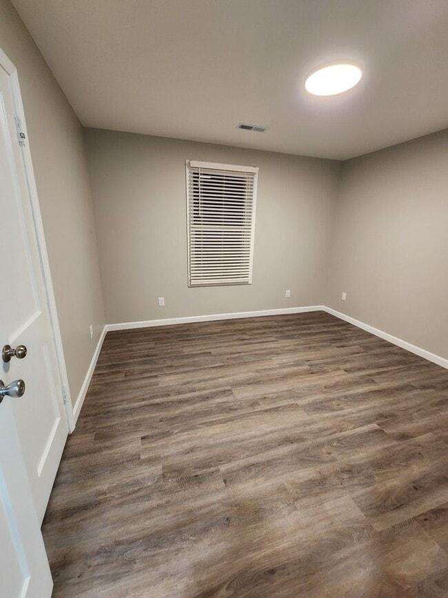 Building Photo - Beautiful 4 bedroom 2 bathroom home with g...