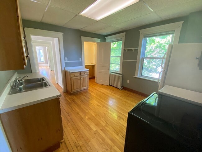 Building Photo - 920 E 5th St