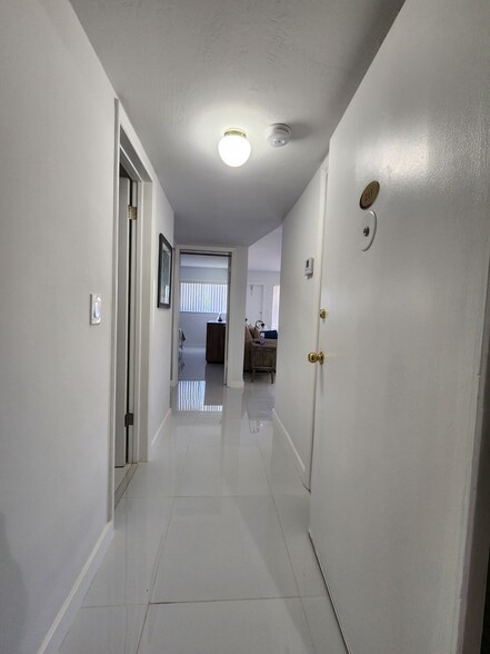 Building Photo - 1400 NE 169th St