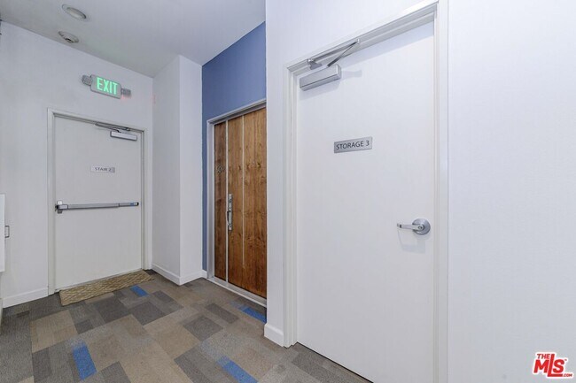 Building Photo - 105 S Mariposa Ave
