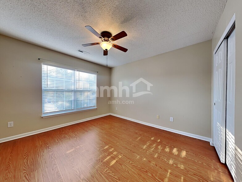 Building Photo - 5018 Thornton Dr