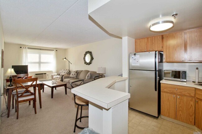 Building Photo - 565 Albany Ave