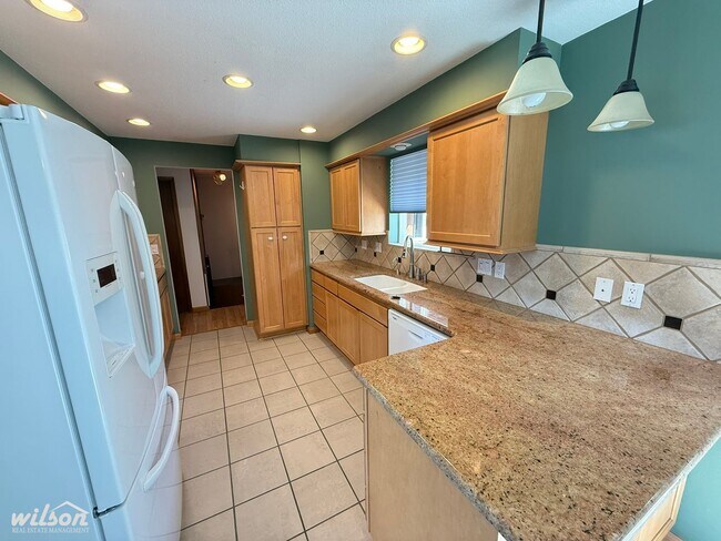 Building Photo - Spacious 4-Bedroom Yakima Home with Hot Tu...