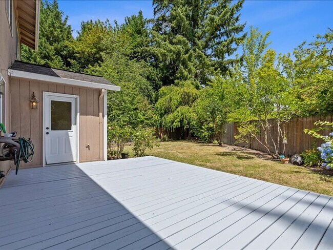 Building Photo - FOR RENT: MRS. CLEAN LIVED HERE! LOVELY HILLSBORO HOME AVAILABLE NOW! 4 BED, 2.5 BATH, 2 CAR GAR,...