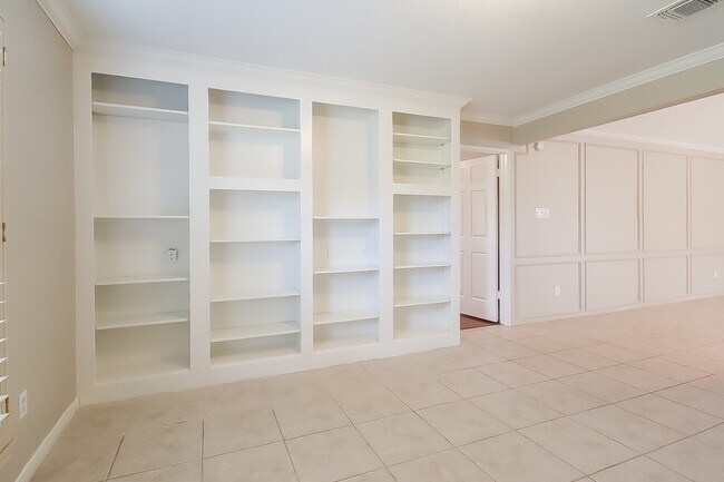 Building Photo - 2303 Prestwick Dr