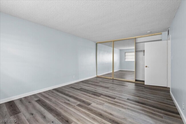 Building Photo - 1700 Rexford Dr