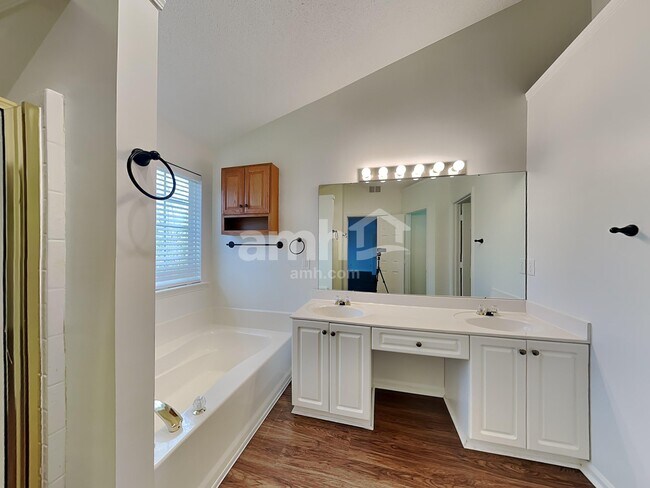 Building Photo - 121 Sandy Ln