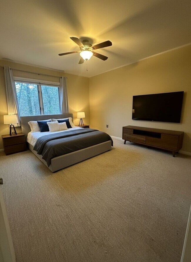 Building Photo - Comfortable Townhouse Near Virginia Tech