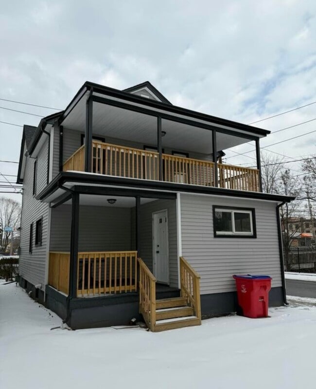 Building Photo - 28 7th Ave
