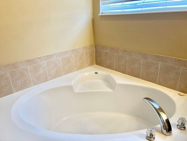 Building Photo - Beautiful Home in Parkview at Lake Shore