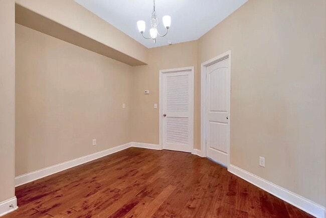 Building Photo - Three Master Suites - Super Location- Bellevue Area