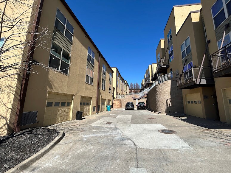 Building Photo - 4577 Madison Ave