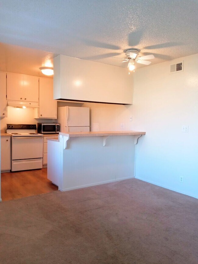 Building Photo - Ground Floor 2bd Condo With On-site Laundr...