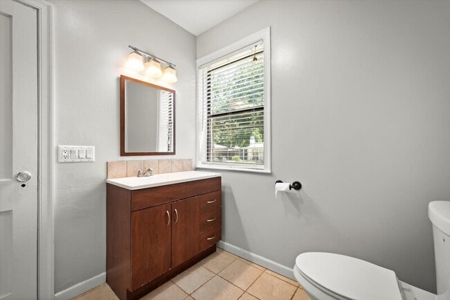Building Photo - 4622 Redwood Ave