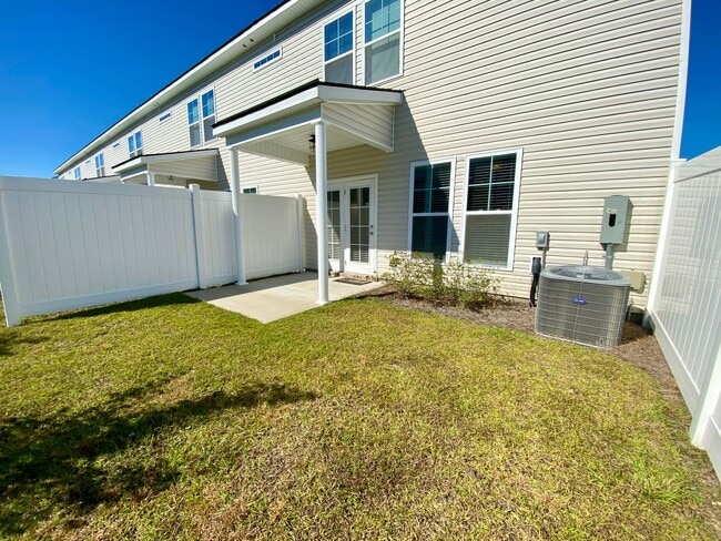 Building Photo - 3 bed/2.5 bath at end unit townhome in Berkeley Walk at Savannah Quarters with garage