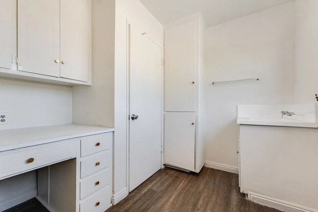 Building Photo - 540 E Hyde Park Pl