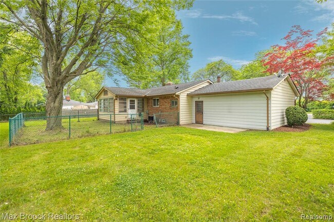 Building Photo - 6695 Lahser Rd