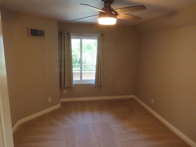 Building Photo - Two Bedroom, Two Bathroom Condo in UTC