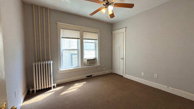 Building Photo - 422 N 6th St