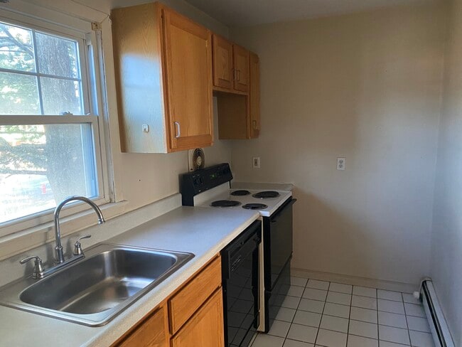 Building Photo - 136 S Chestnut St