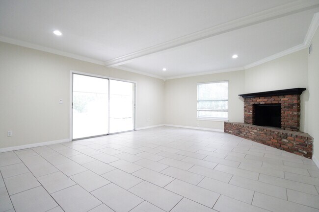 Building Photo - 10907 SW 24th Ave