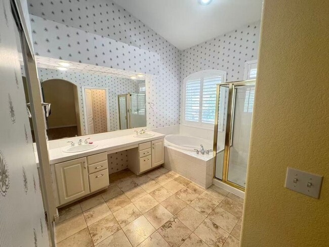 Building Photo - Charming single-story house with 3 beds and 2 baths