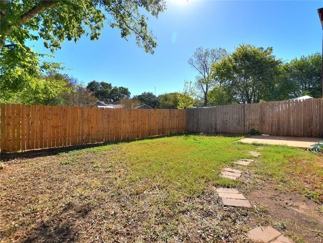 Building Photo - 8905 Pineridge Dr