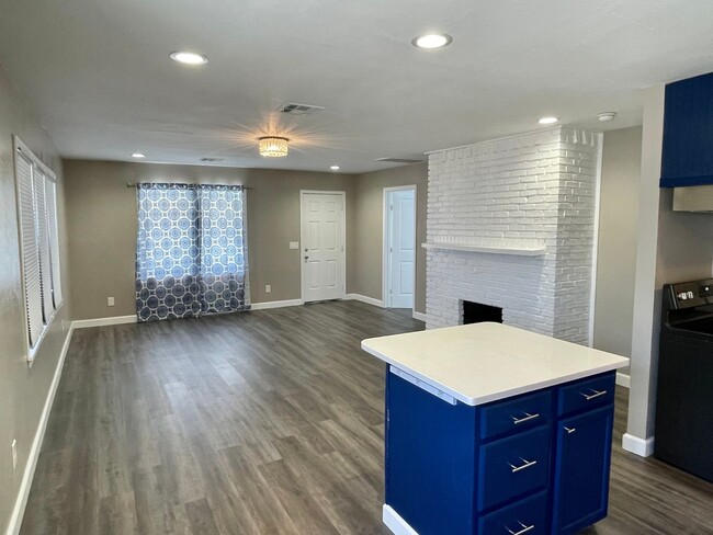 Building Photo - Updated and Spacious 2 bed 2 bath in the P...