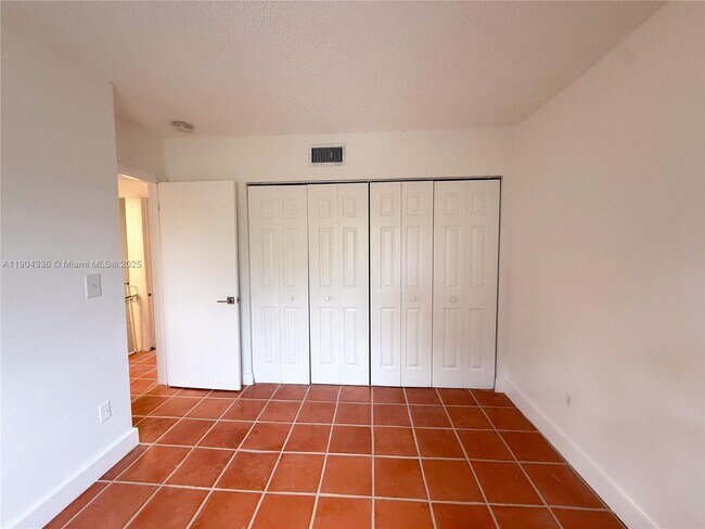 Building Photo - 11 Edgewater Dr