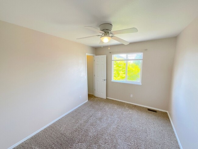 Building Photo - 4 Bedroom Home Available Near Peterson Rd & Constitution Ave!
