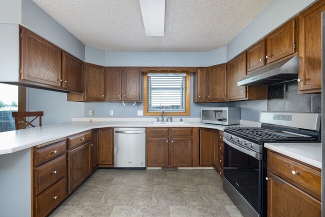 Building Photo - Spacious 5-Bedroom Home with Bonus Room & ...