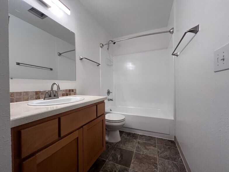 Building Photo - 17250 SW Heritage Ct