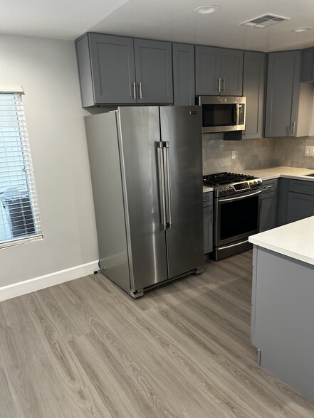 Kitchen - 7814 Lindley Ave