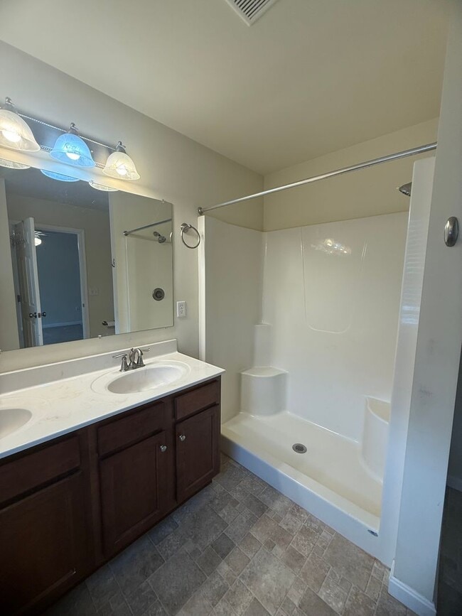 Building Photo - FOR RENT-Available Now! 3 Bed / 2.5 Bath Town-home
