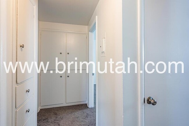 Building Photo - 410 Welby Ave S