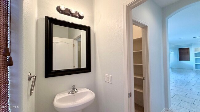 Building Photo - 1289 E Iris Dr