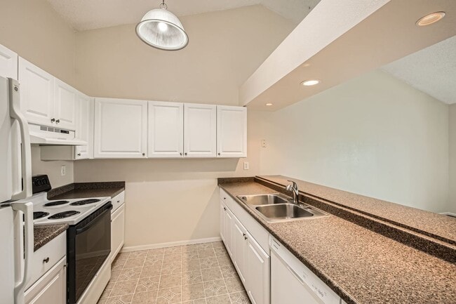 Building Photo - 2 Bedroom, 1 1/2 Half Bath, End Unit Townhome!