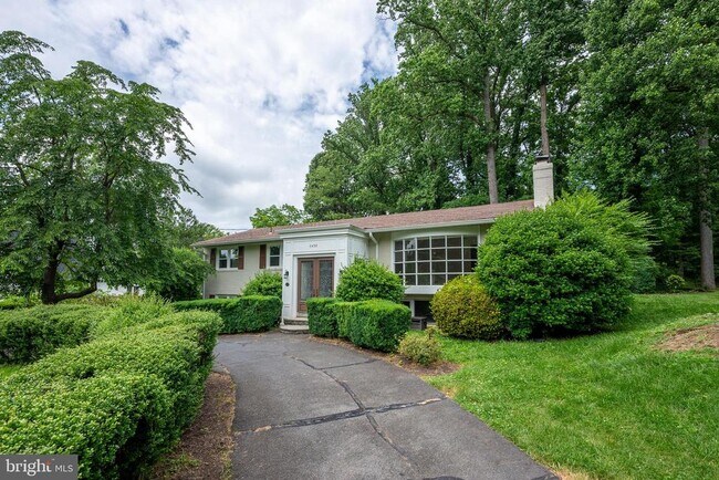 Building Photo - 6438 Woodville Dr