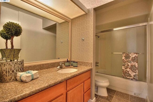 Building Photo - For Rent – Charming 2BR single level condo...