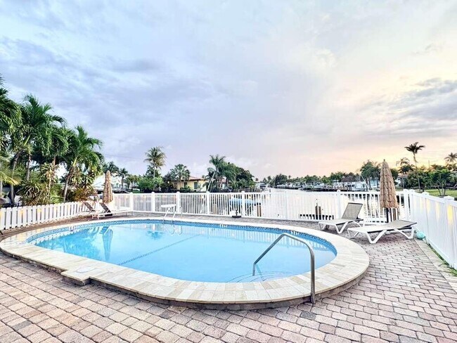 Building Photo - 1004 Pine Dr