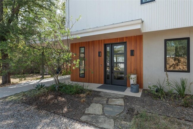 Building Photo - 1300 Perez St