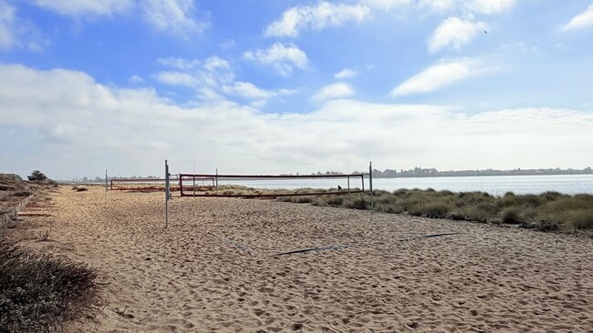 Building Photo - 2101 Shore Line Dr