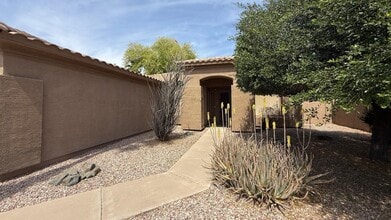 Building Photo - 432 W Carob Dr