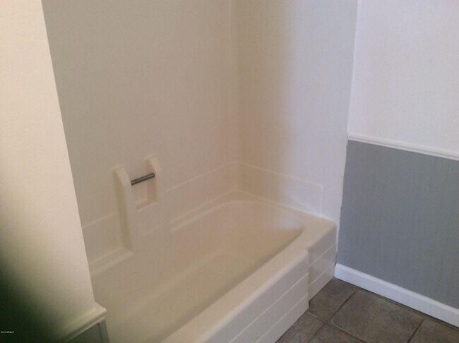 Building Photo - 2694 E Oakleaf Dr