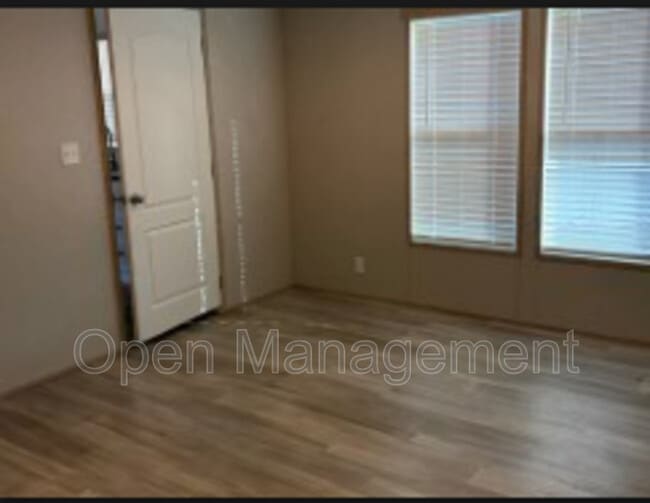 Building Photo - 2710 N Farm Rd 137